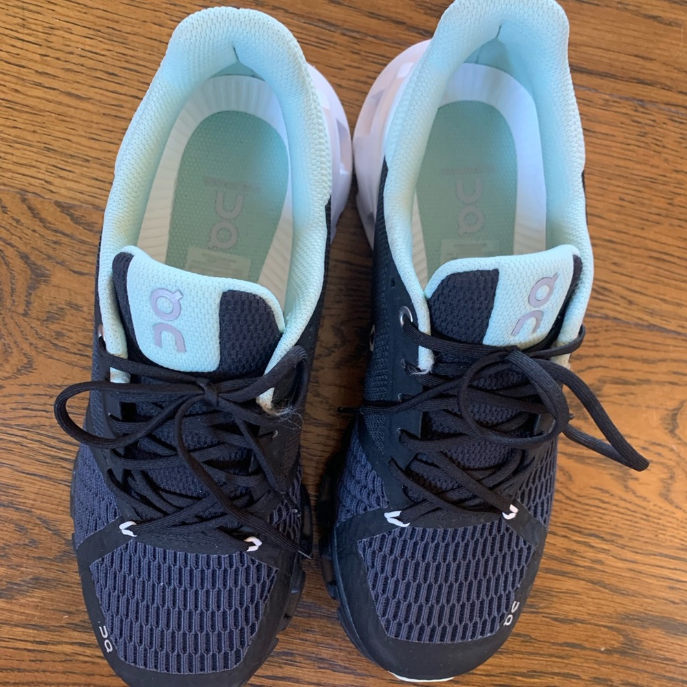 On Cloud  Running shoes